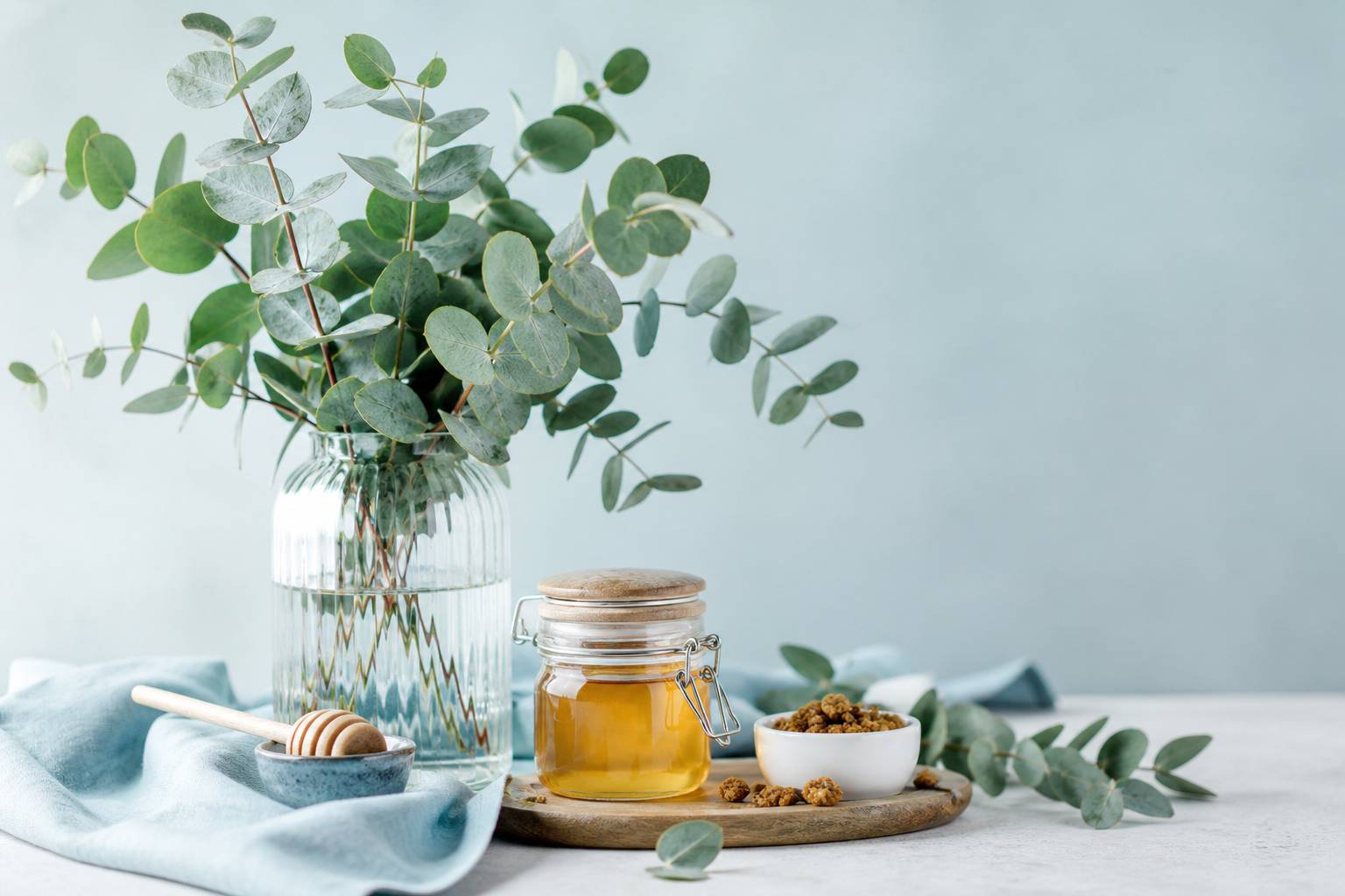 Bouquet d'eucalyptus, miel et pastilles a la propolis, remedes antitoux