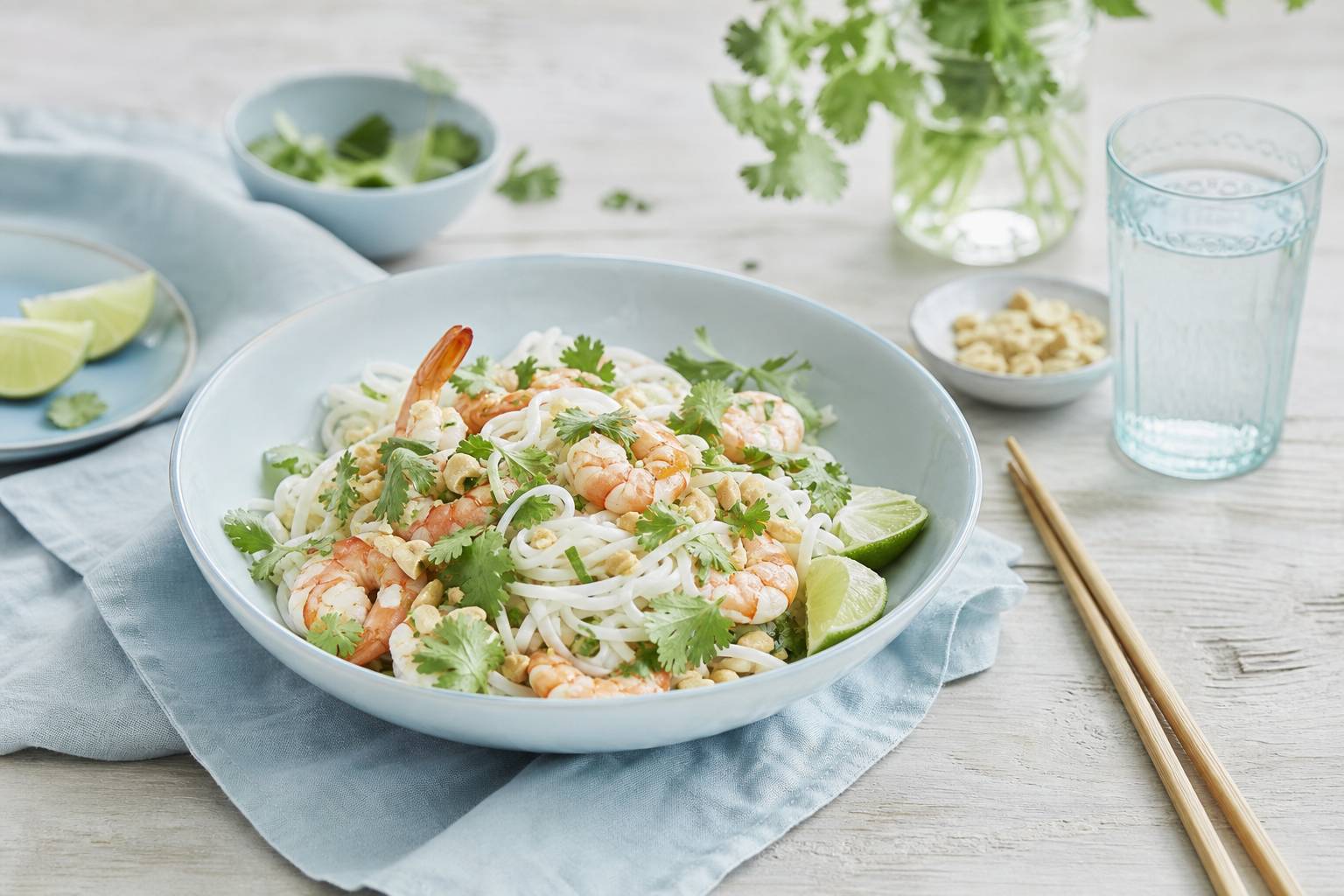 Bol de nouilles de riz avec crevettes, cacahuètes et coriandre