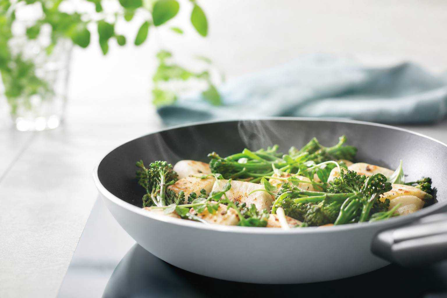 Poêle antiadhésive avec des aliments qui cuisent doucement, vapeur légère en cuisine