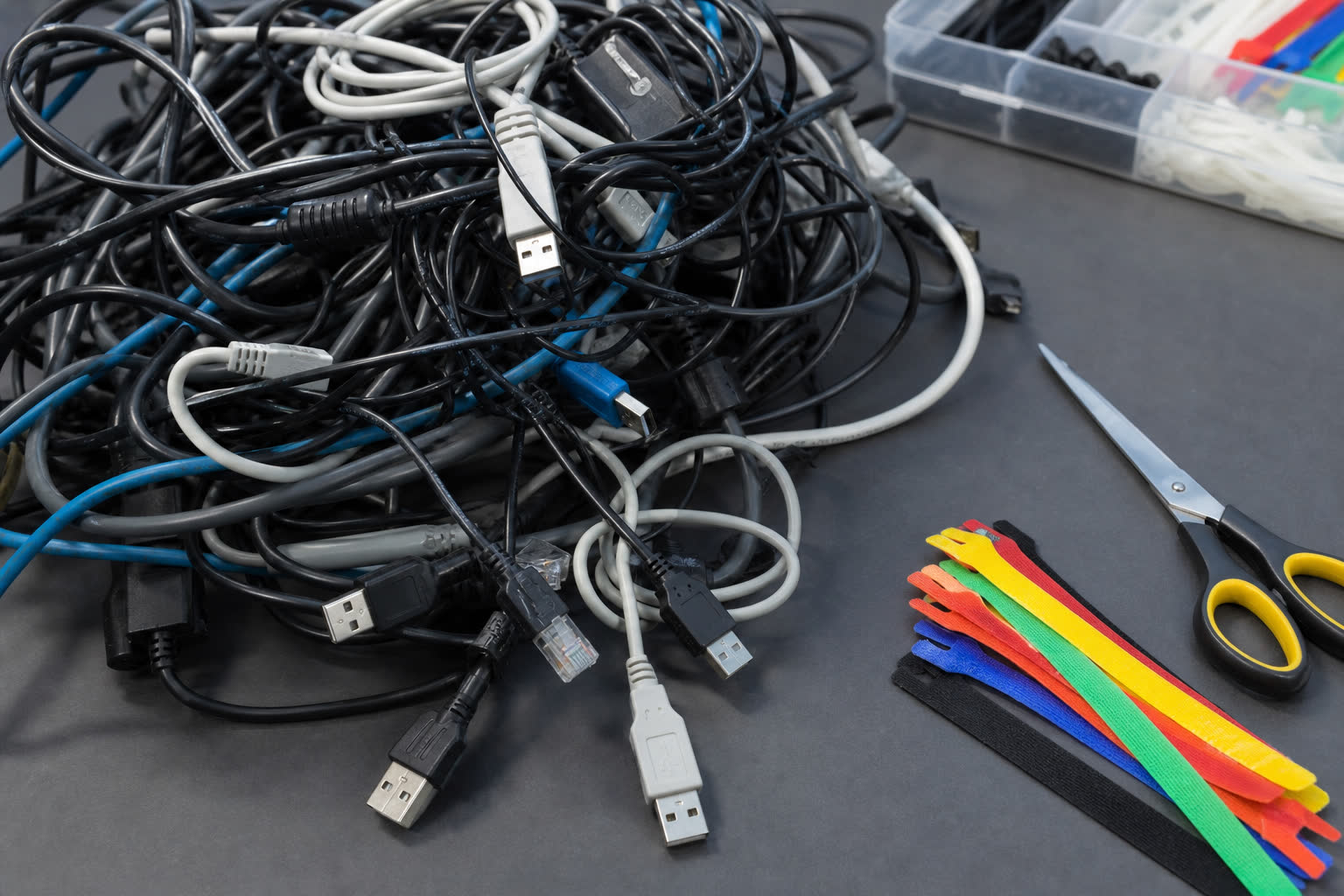 Câbles informatiques emmêlés avec ciseaux et attaches pour rangement