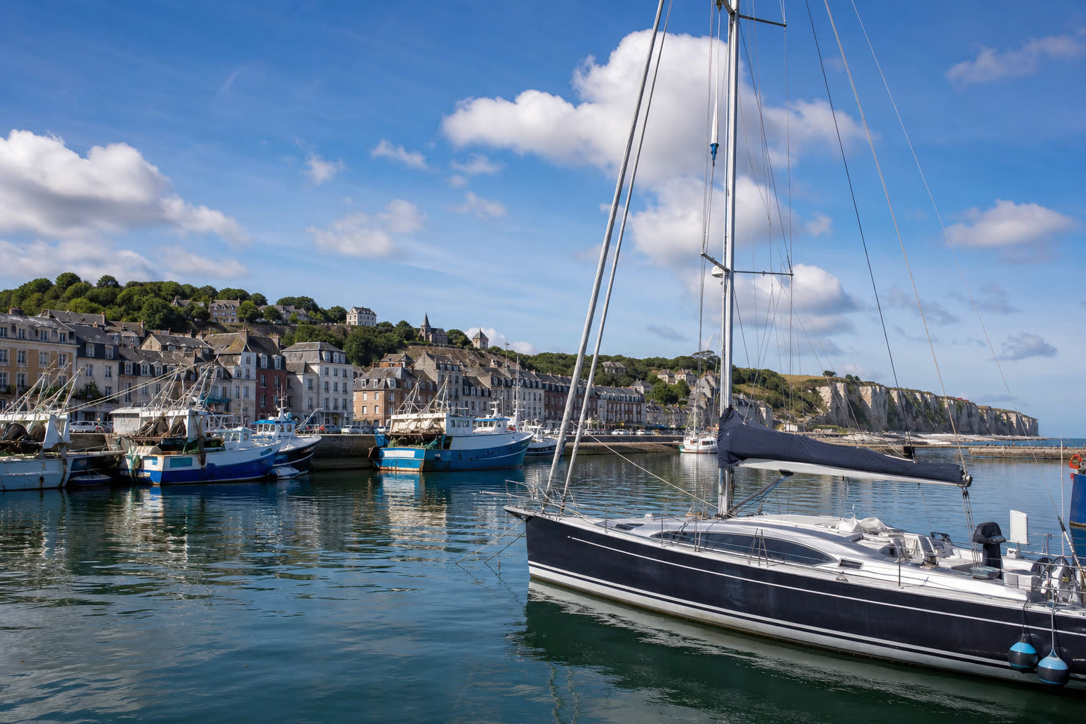 Port de Fécamp avec bateaux de pêche et voilier sur la côte normande